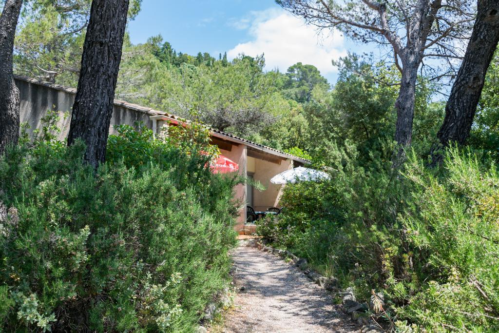 Les Arbousiers Village Hotel Provencal La Roquebrussanne Exterior photo